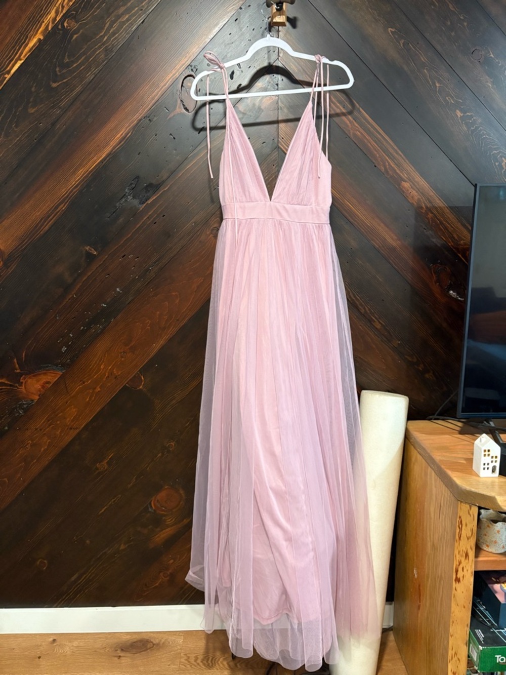 Elegant Pink Tulle Maxi Dress with V-Neck